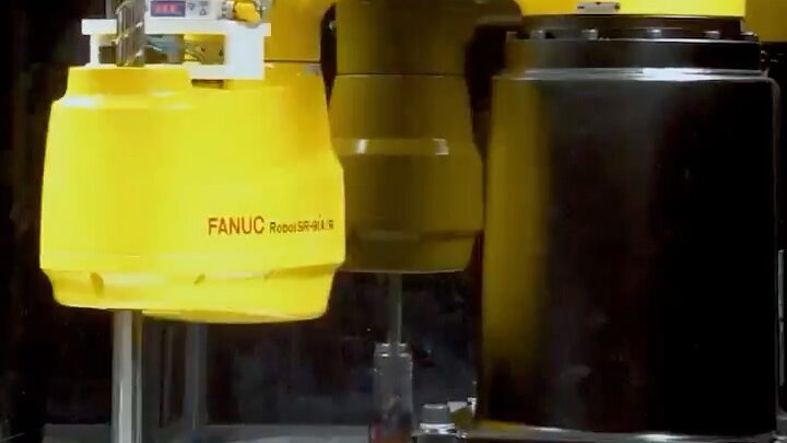 Le robot SCARA FANUC SR-9iA/R monté sur rack au-dessus d’une ligne d’emballage