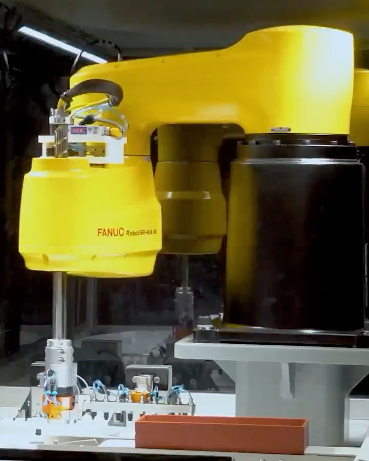 Le robot SCARA FANUC SR-9iA/R monté sur rack au-dessus d’une ligne d’emballage