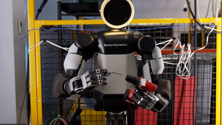 La nouvelle main à quatre doigts du robot humanoïde Atlas manipulant une perceuse