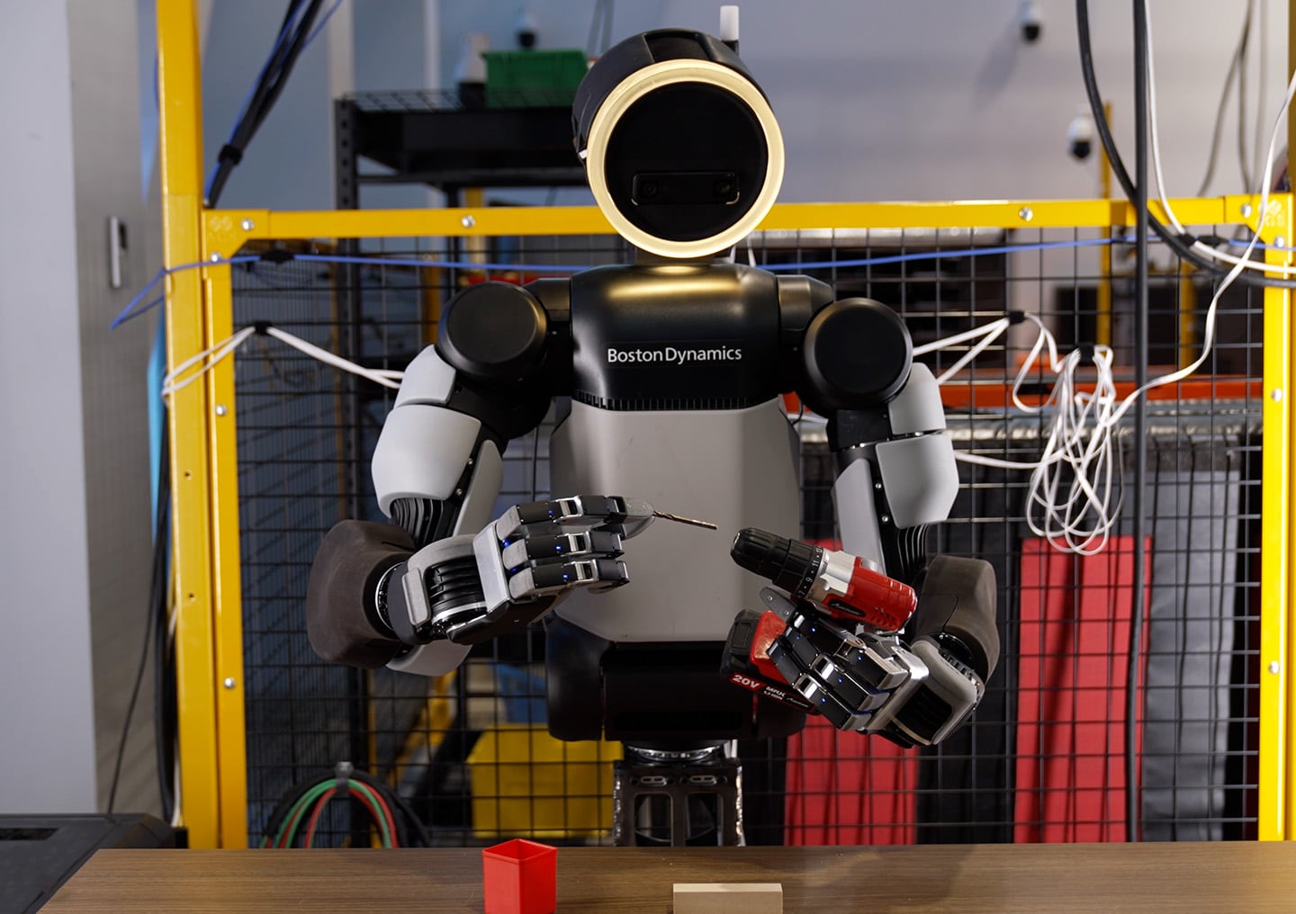 La nouvelle main à quatre doigts du robot humanoïde Atlas manipulant une perceuse