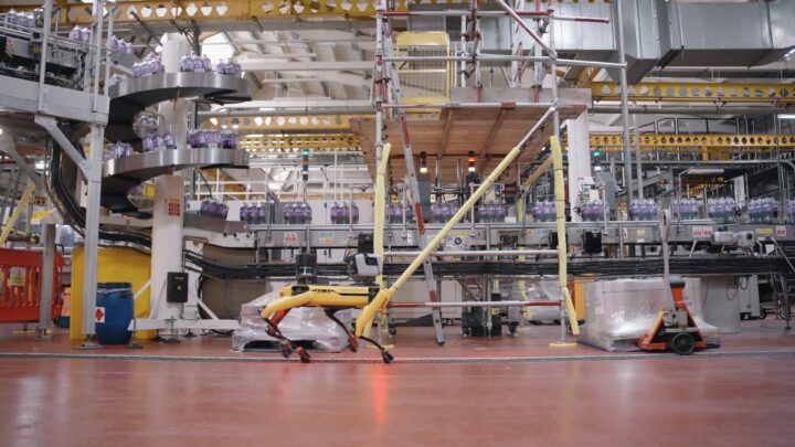 Le robot quadrupède Spot inspecte une usine de Coca-Cola Europacific Partners