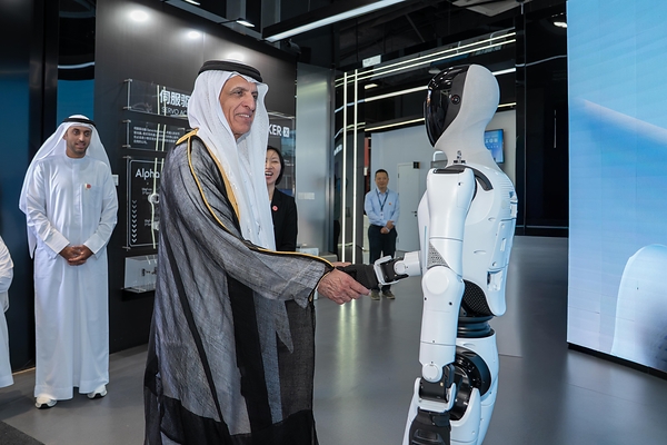 Robot humanoïde UBTECH présenté à la délégation de Ras Al Khaimah à Shenzhen