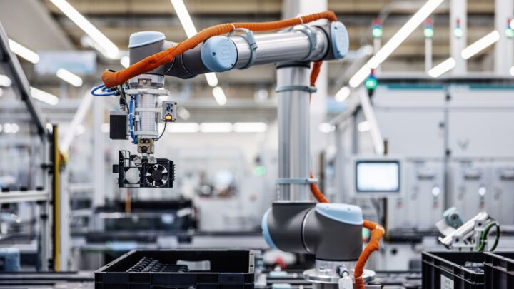 Robot industriel dans l’usine électronique Siemens d’Erlangen