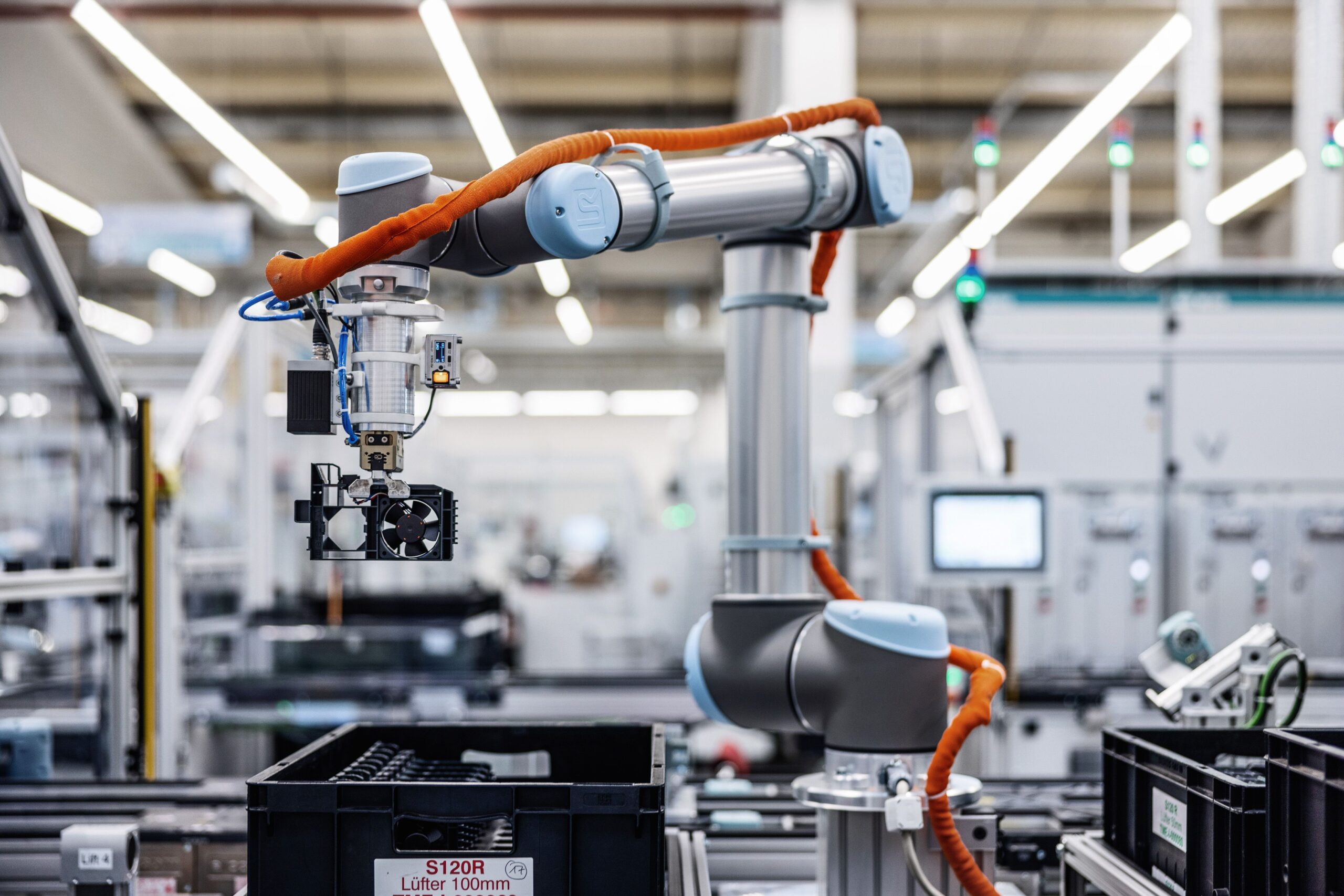 Robot industriel dans l’usine électronique Siemens d’Erlangen