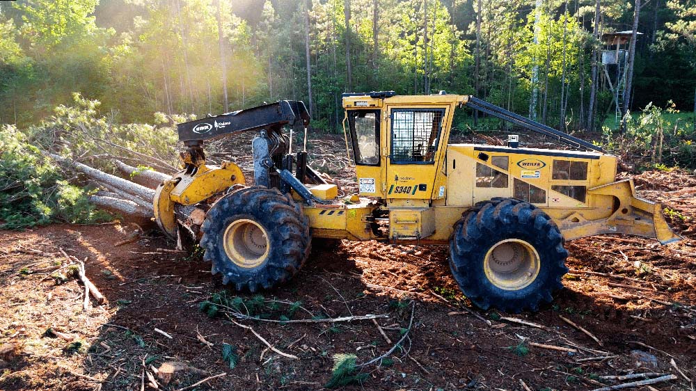 Engin forestier équipé du système de téléopération et d’autonomie supervisée de Kodama