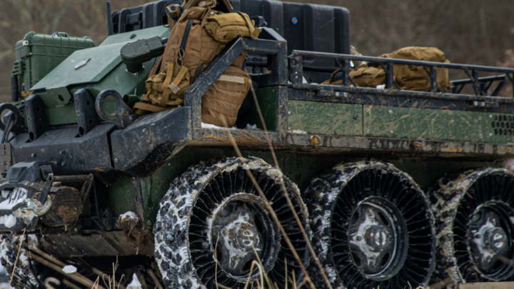 Robot terrestre Hunter WOLF évoluant sur une piste hors route