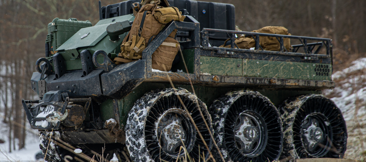 Robot terrestre Hunter WOLF évoluant sur une piste hors route
