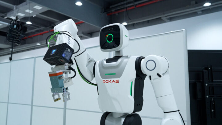 Humanoïde Schaeffler assemblant un composant dans l’usine de Taicang
