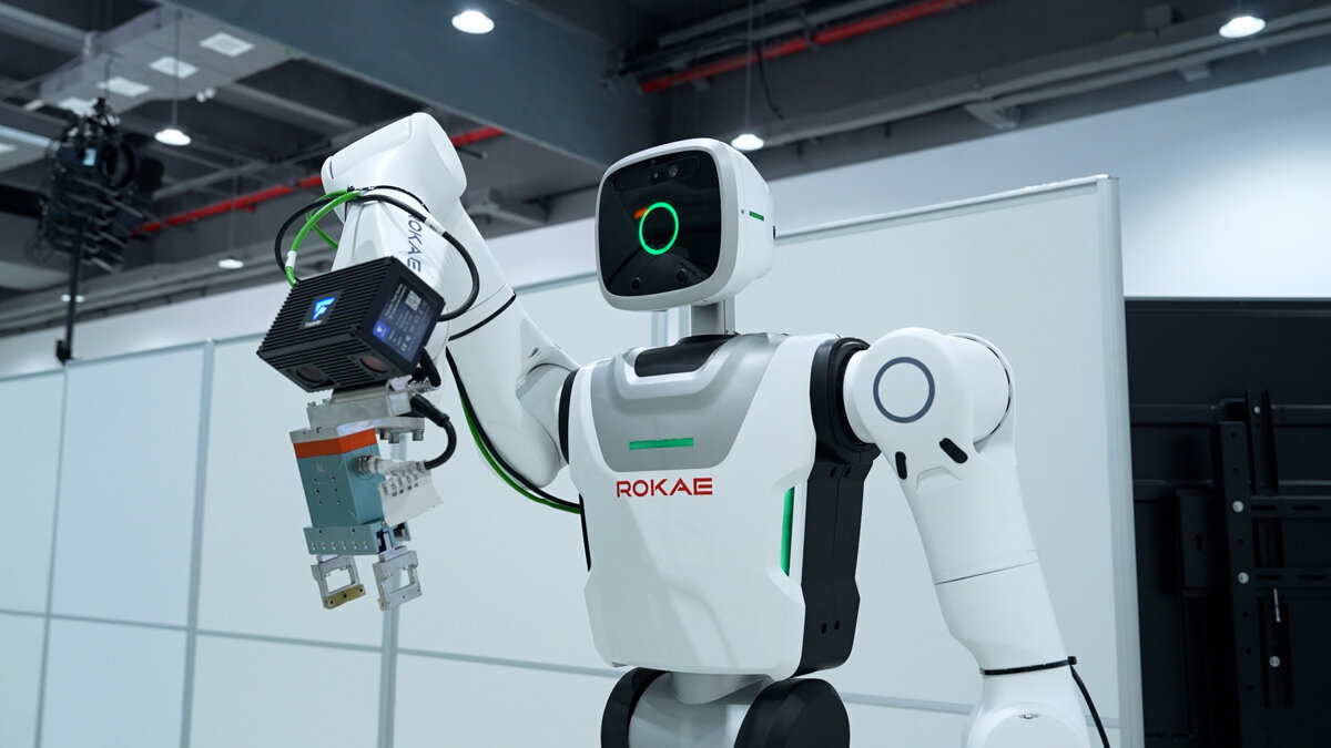 Humanoïde Schaeffler assemblant un composant dans l’usine de Taicang