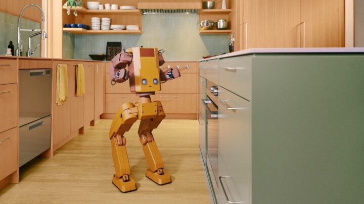 Robot domestique Voxel de Tuesday Labs debout dans une cuisine