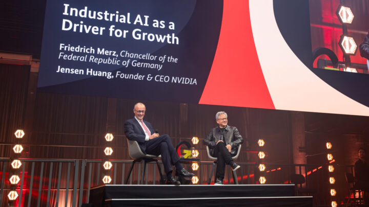 Friedrich Merz et Jensen Huang sur scène lors du sommet Invest in Germany à Berlin