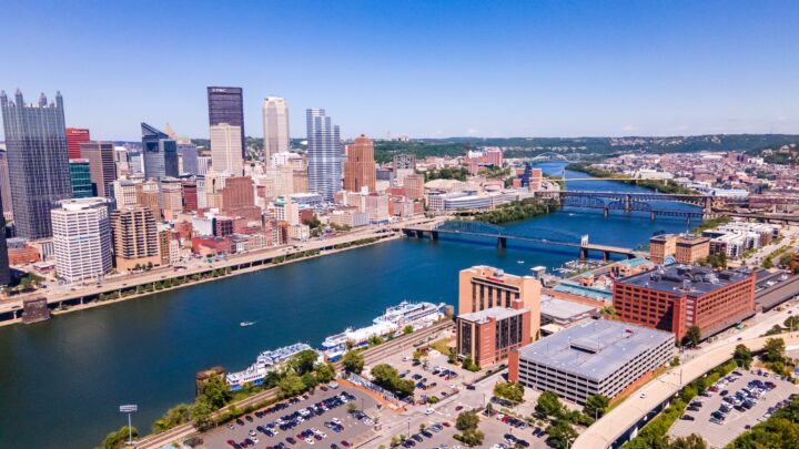 Pittsburgh vue depuis la rivière, ville choisie par Agility Robotics pour son centre Digit