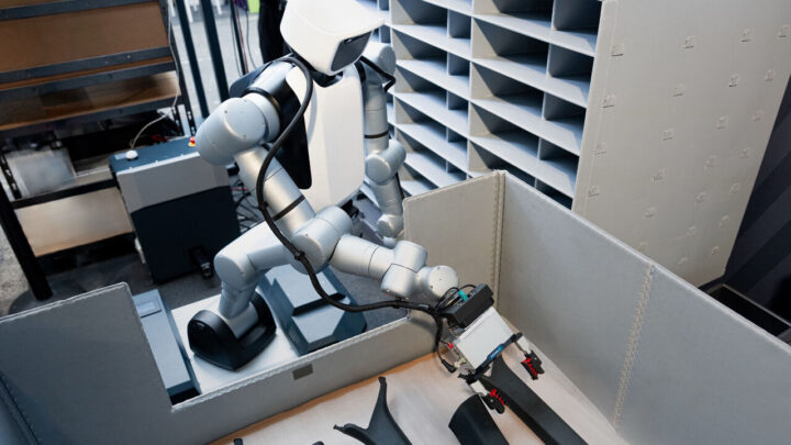 Humanoïde mobile Agile Robots dans un environnement logistique Audi