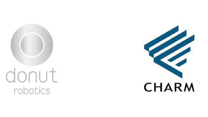 L’humanoïde Cinnamon de Donut Robotics présenté aux côtés de représentants de Charm Care