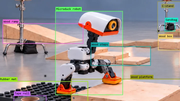 Robot bipède Microduck dans un parcours d’obstacles simulé et annoté