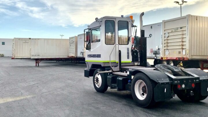Deux camions de parc autonomes ISEE devant des remorques logistiques