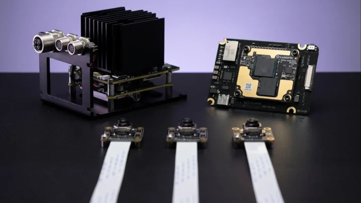 Carte de vision Luxonis OAK 4 FFC entourée de cinq modules caméra