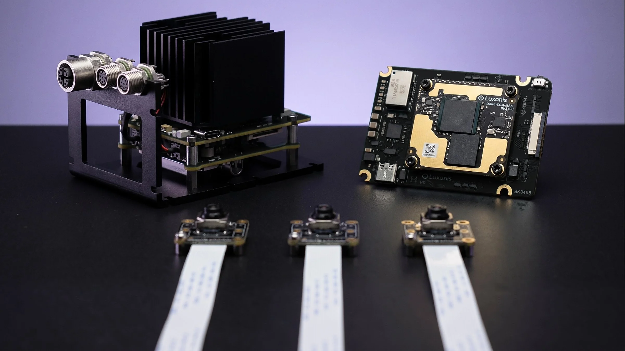 Carte de vision Luxonis OAK 4 FFC entourée de cinq modules caméra