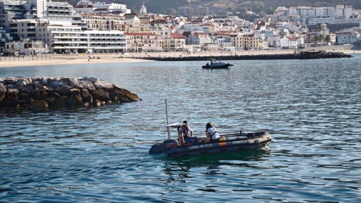 Le robot sous-marin autonome SPARUS II d’IQUA Robotics à la surface de la mer