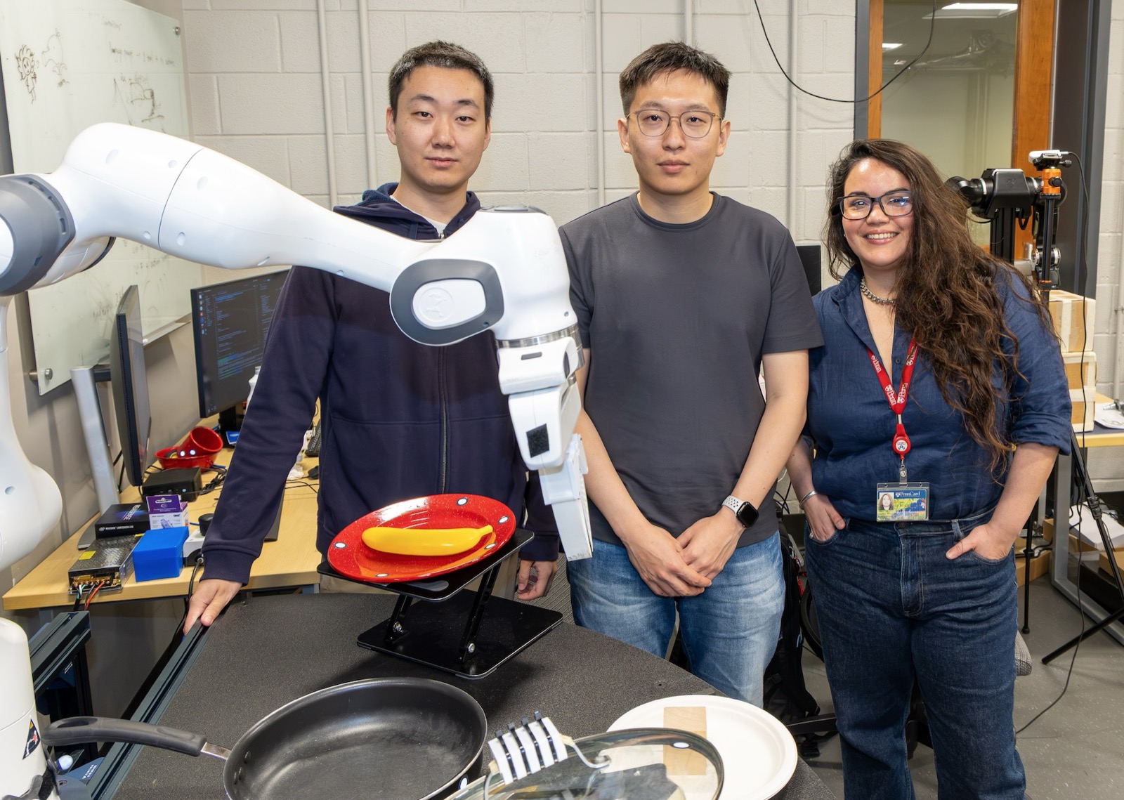 Bras robotique de Penn Engineering exécutant une tâche de manipulation avec SymSkill