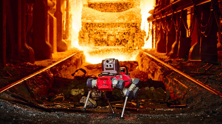 Le robot quadrupède ANYmal X devant une coulée de métal dans un site industriel