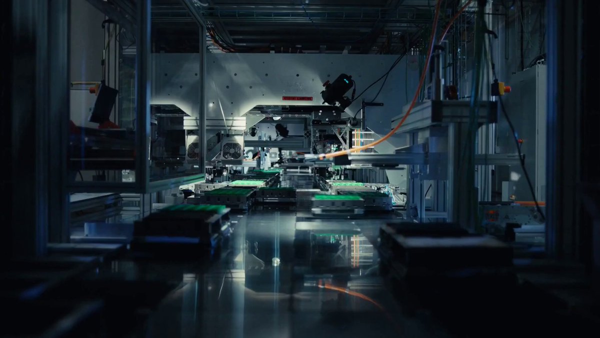 Chaîne robotisée The Grid de CircuitHub avec des circuits imprimés sur des navettes