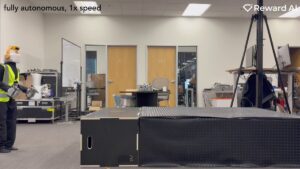 Reward AI teste son modèle OM-1 sur la livraison et la manipulation dans les escaliers