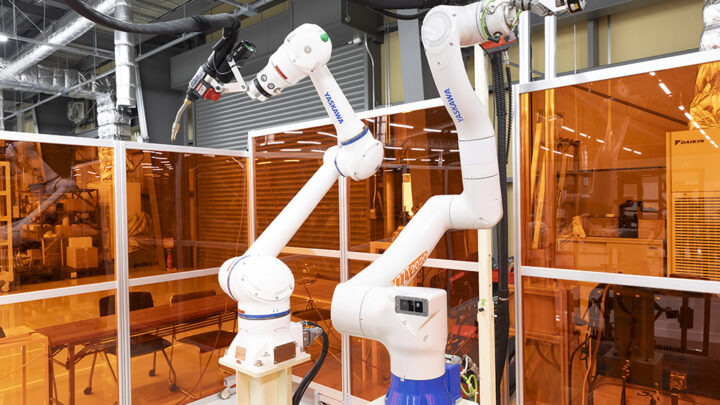Robot Yaskawa Motoman NEXT soudant un cadre de kart dans l’atelier GAZOO Racing