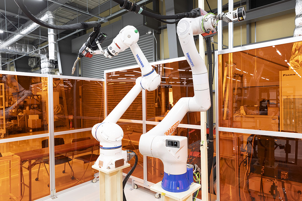 Robot Yaskawa Motoman NEXT soudant un cadre de kart dans l’atelier GAZOO Racing