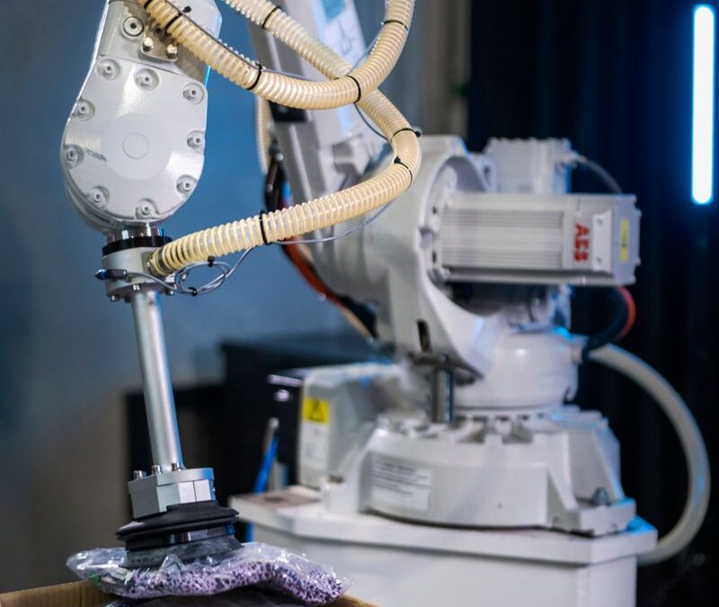 Bras robotisé ABB manipulant un vêtement dans une cellule Fashion Inductor