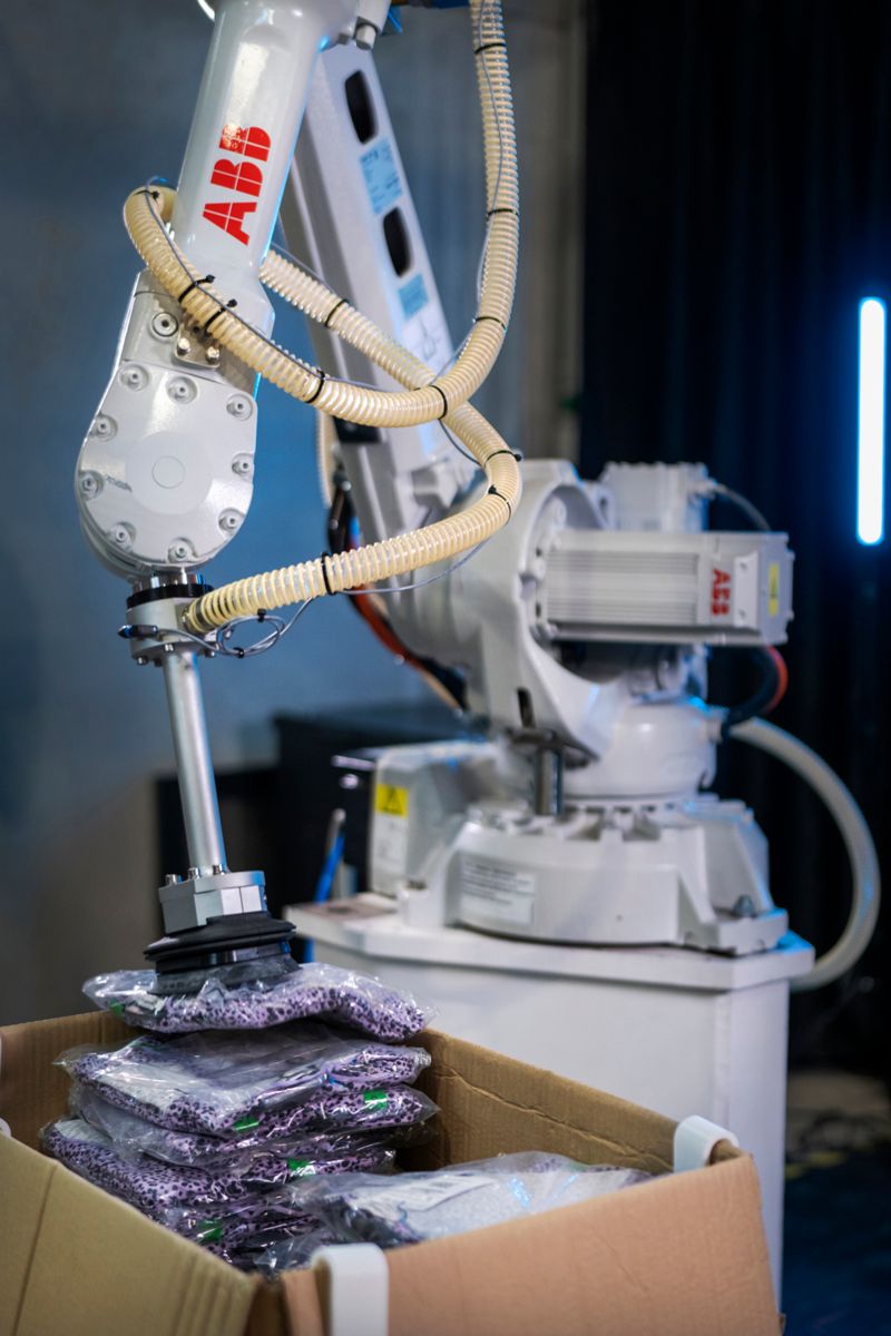 Bras robotisé ABB manipulant un vêtement dans une cellule Fashion Inductor