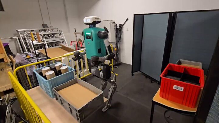 Robot humanoïde Digit manipulant un objet pendant une démonstration à IROS 2026