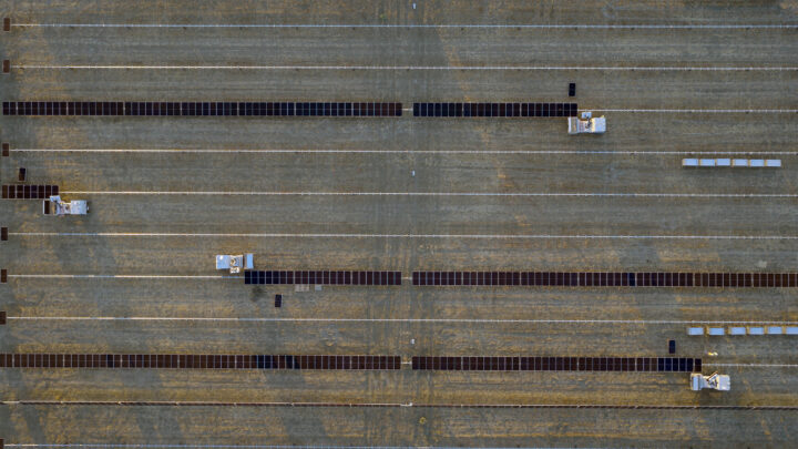 Deux robots Maximo transportent des panneaux photovoltaïques sur un chantier solaire