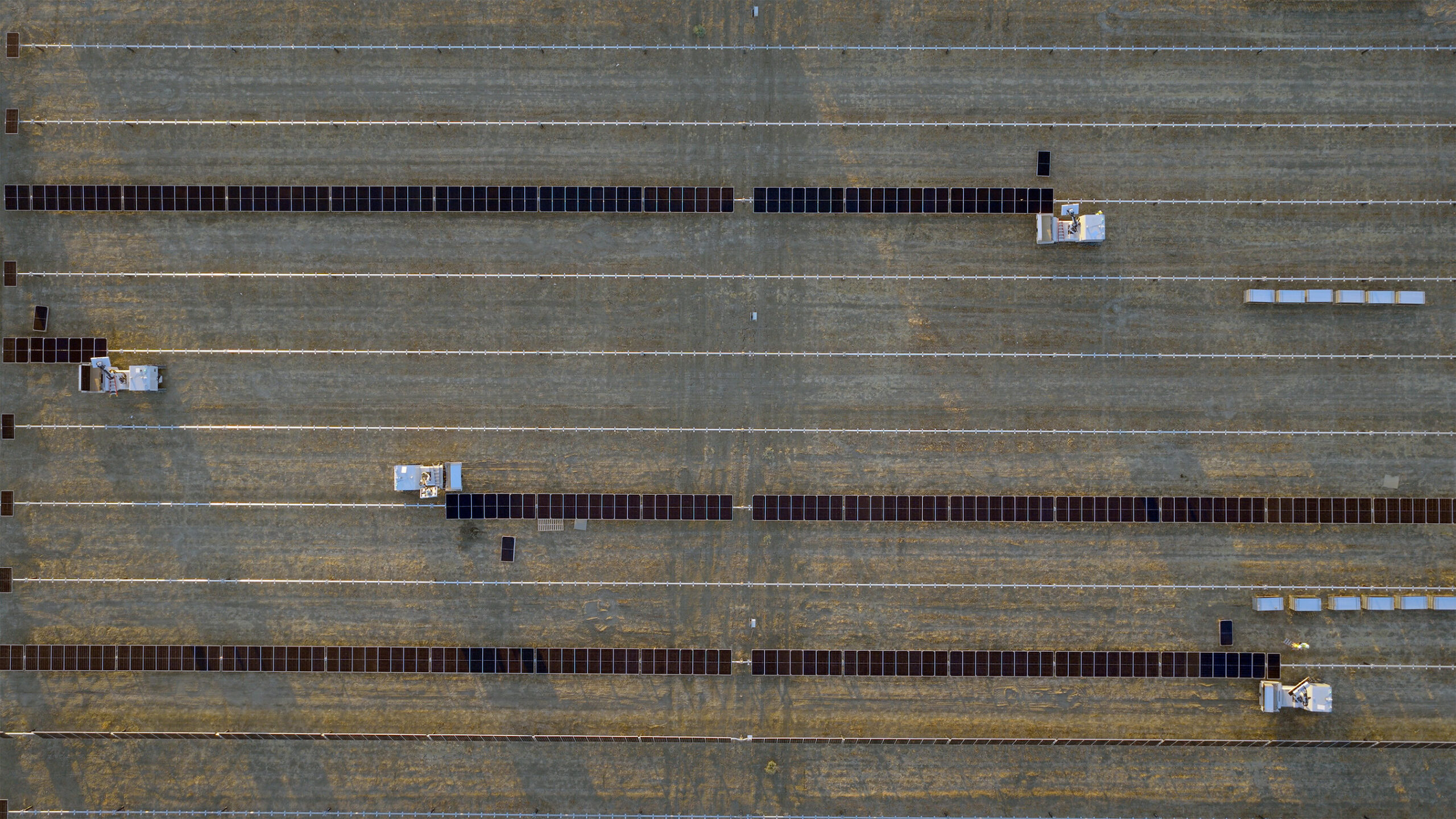 Deux robots Maximo transportent des panneaux photovoltaïques sur un chantier solaire