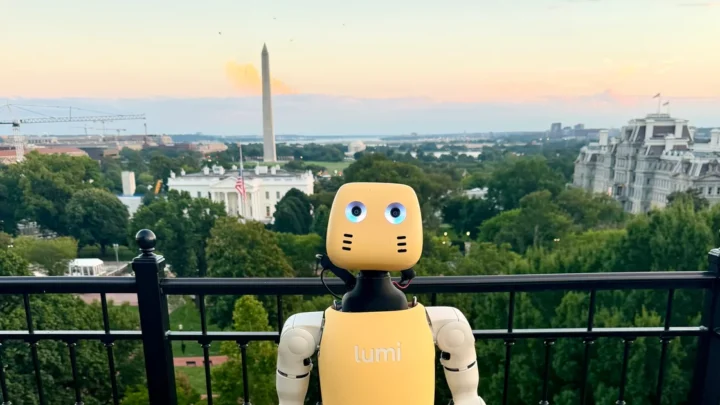 Robot humanoïde jaune Lumi de Lightberry sur une terrasse à Washington