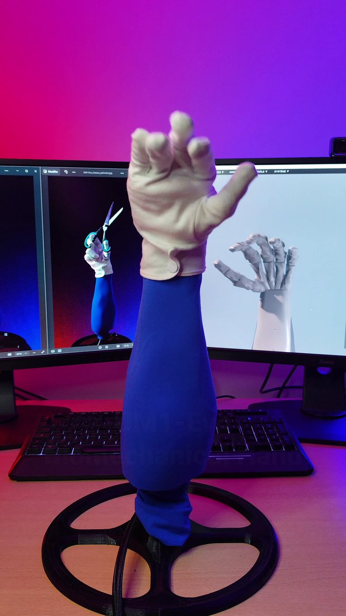 Prototype UM1-Evo montrant sa paume et ses doigts biomécaniques articulés
