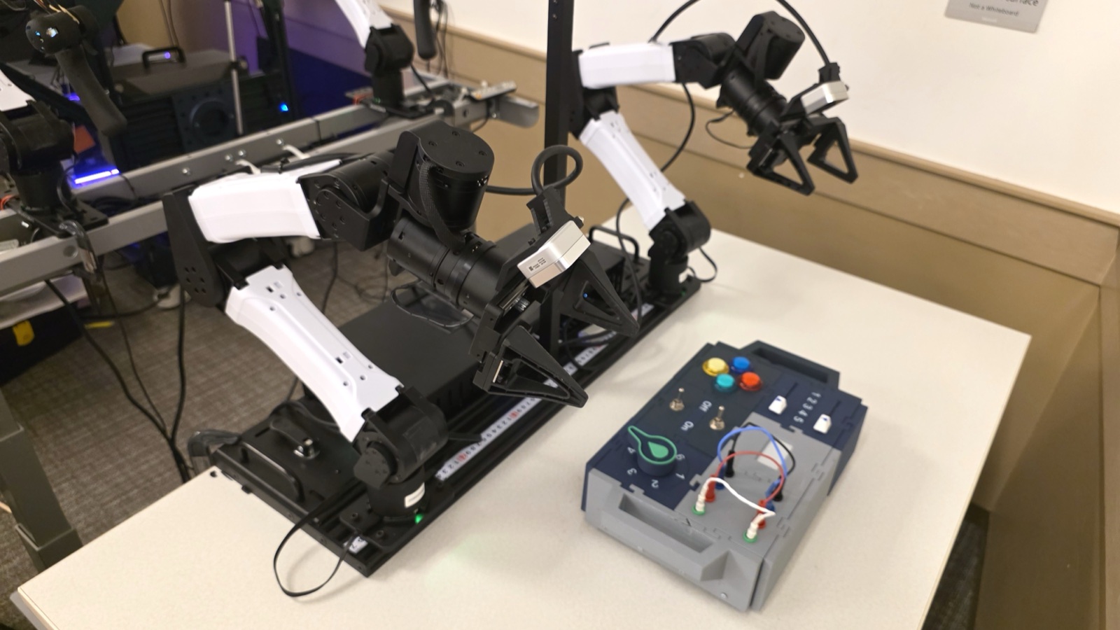 Robot à deux bras YAM Box utilisé pour évaluer Microsoft Rho