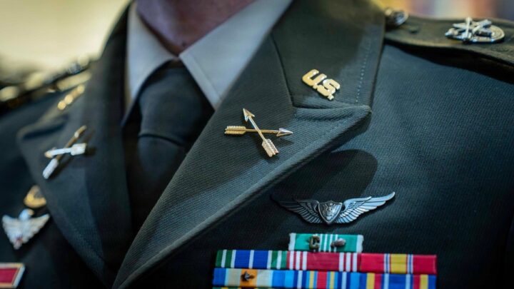 Un diplômé 390A de l’US Army reçoit son insigne lors de la cérémonie à Fort Bragg