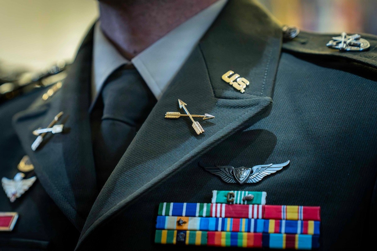 Un diplômé 390A de l’US Army reçoit son insigne lors de la cérémonie à Fort Bragg