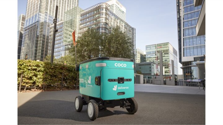 Robot de livraison Coco aux couleurs de Deliveroo dans une rue de Londres