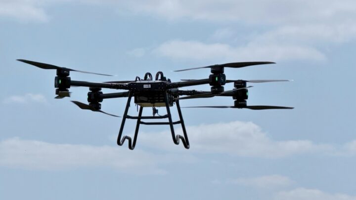 Drone cargo Hercules 100 de Drone Volt présenté avec sa charge utile