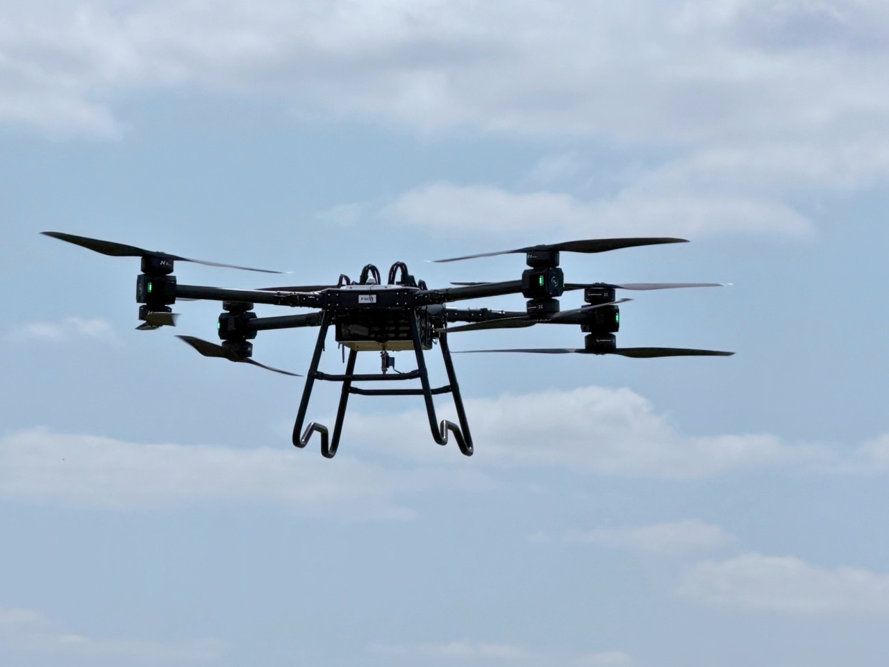 Drone cargo Hercules 100 de Drone Volt présenté avec sa charge utile