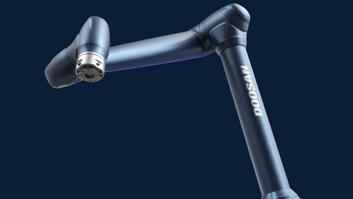Cobot P3020 de Doosan Robotics présenté dans un atelier industriel