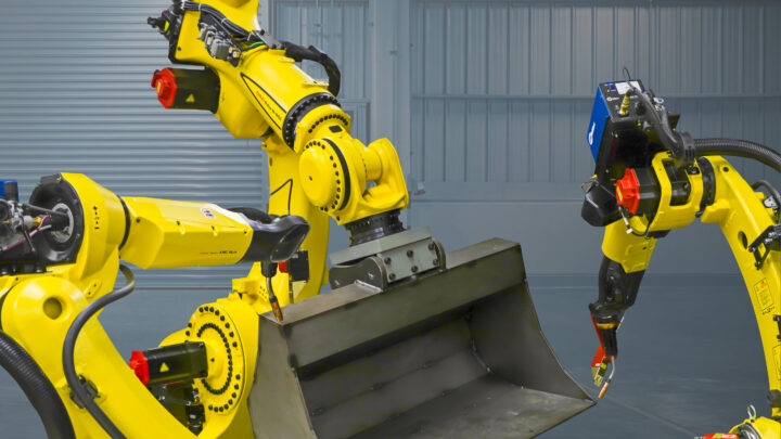 Des robots FANUC réalisent une opération de fabrication automatisée