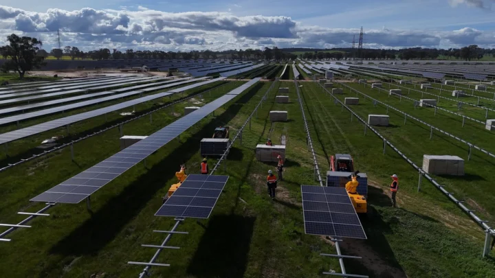 Robot LUMI de Luminous Robotics sur un chantier de panneaux solaires