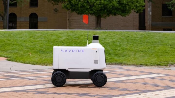 Robot de livraison autonome Avride exploité avec Sodexo sur un campus universitaire