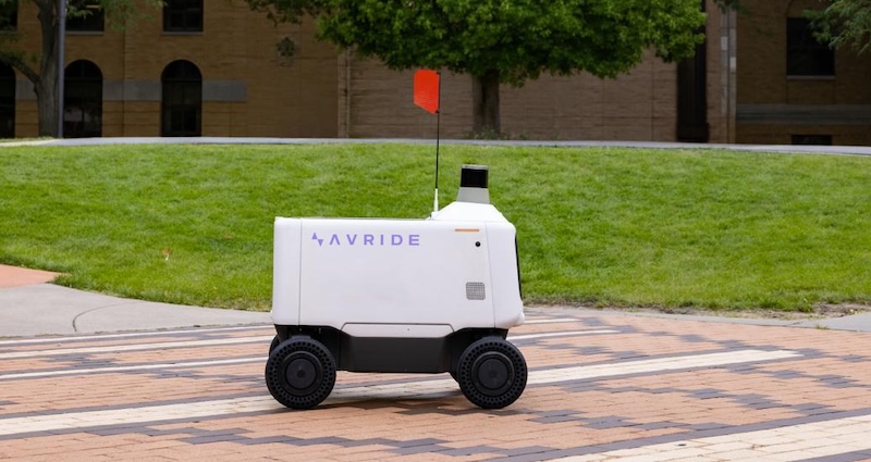 Robot de livraison autonome Avride exploité avec Sodexo sur un campus universitaire