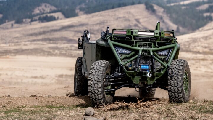 Véhicule terrestre autonome IBEX d’Overland AI évoluant sur un terrain extérieur