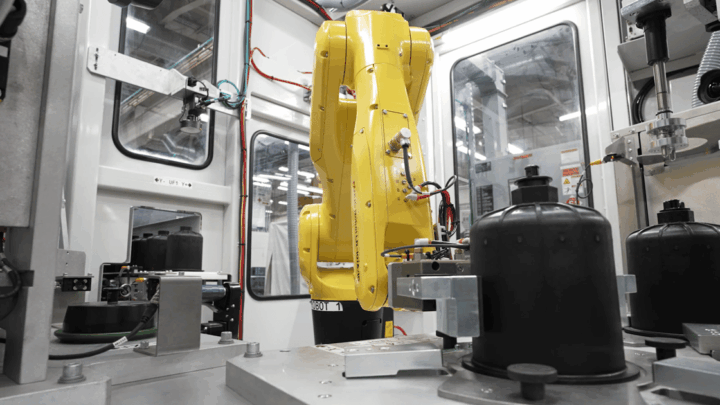 Robot industriel jaune FANUC dans la cellule automatisée de fabrication de filtres Atmus