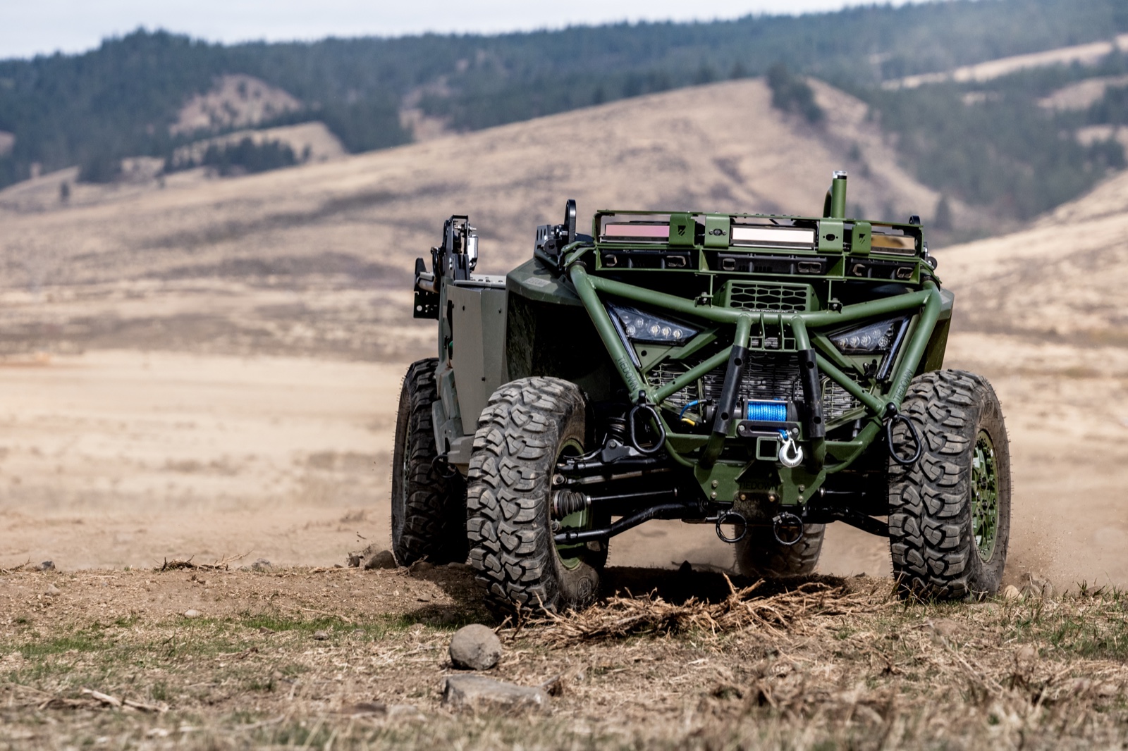 Véhicule terrestre autonome IBEX d’Overland AI évoluant sur un terrain extérieur